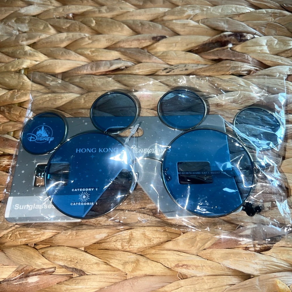 Hong Kong Disney Exclusive- NEW Mickey Mouse Sunglasses (Blue Lens) - Picture 3 of 4